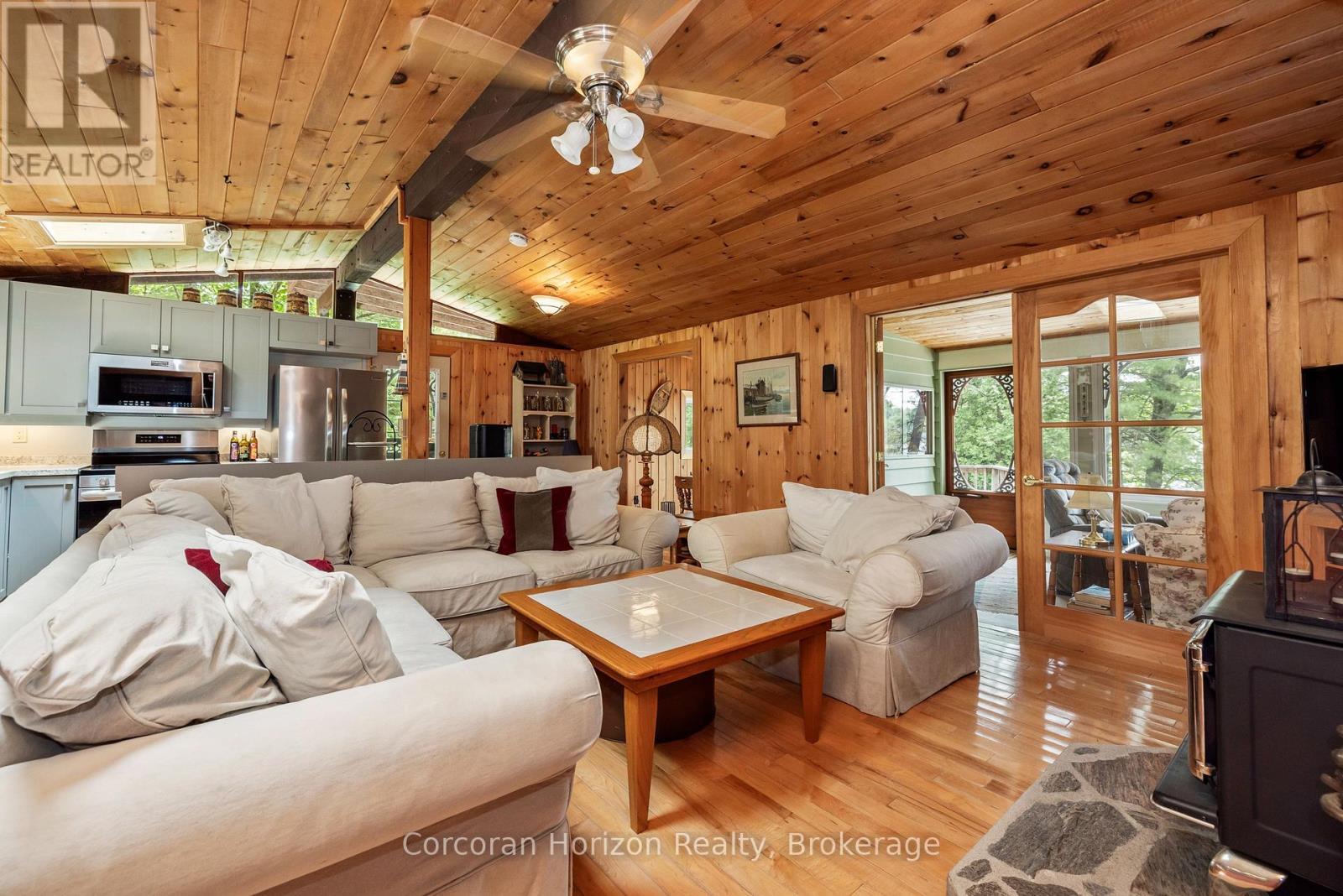 162 Winding Way, Georgian Bay (Baxter), ON - Indoor Photo Showing Living Room