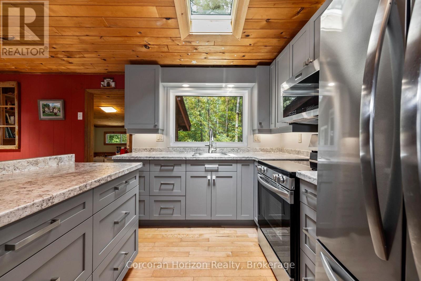 162 Winding Way, Georgian Bay (Baxter), ON - Indoor Photo Showing Kitchen With Upgraded Kitchen