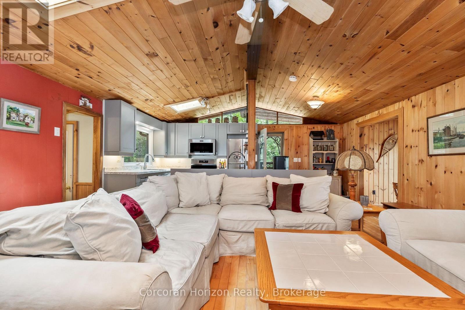 162 Winding Way, Georgian Bay (Baxter), ON - Indoor Photo Showing Living Room