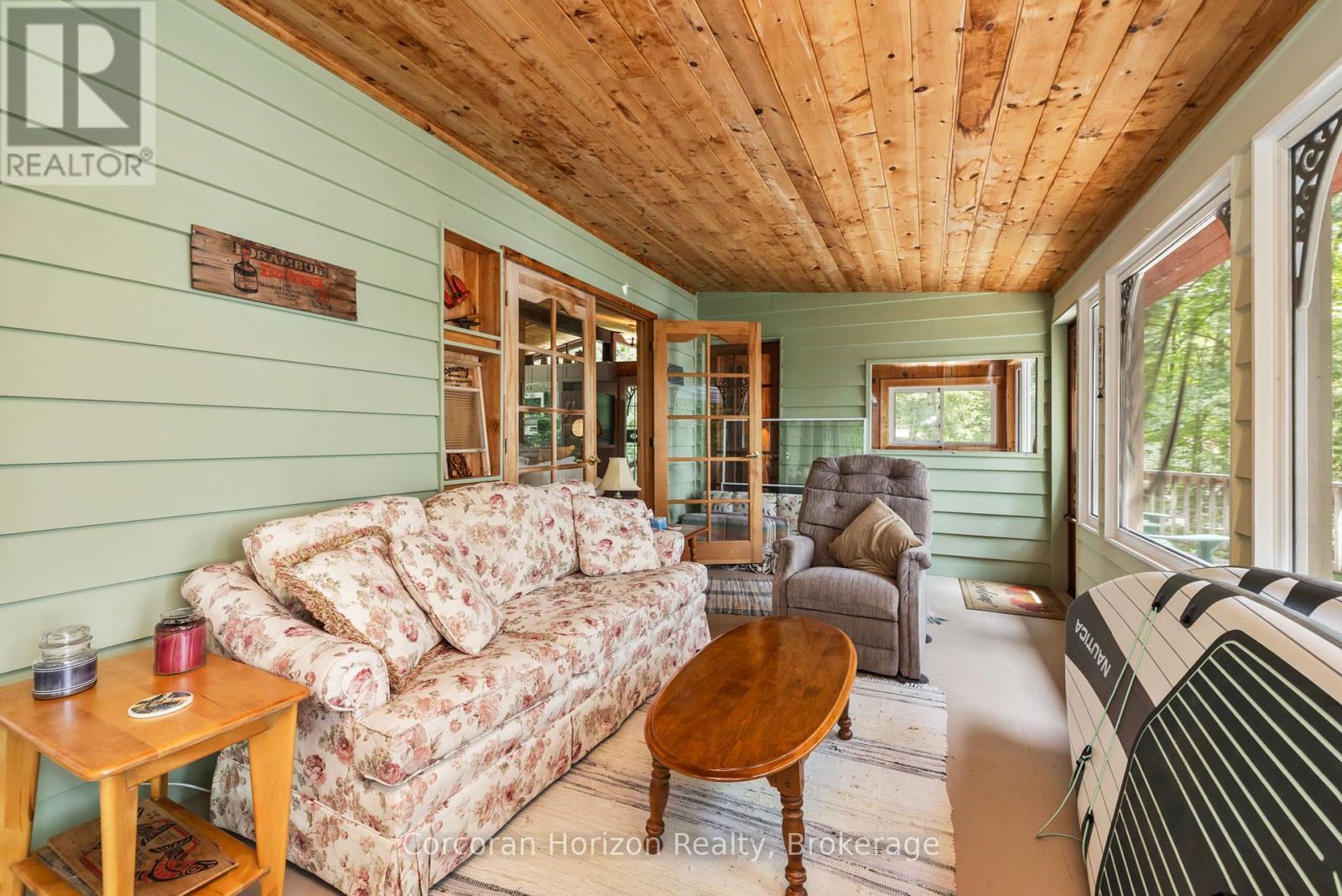 162 Winding Way, Georgian Bay (Baxter), ON - Indoor Photo Showing Living Room