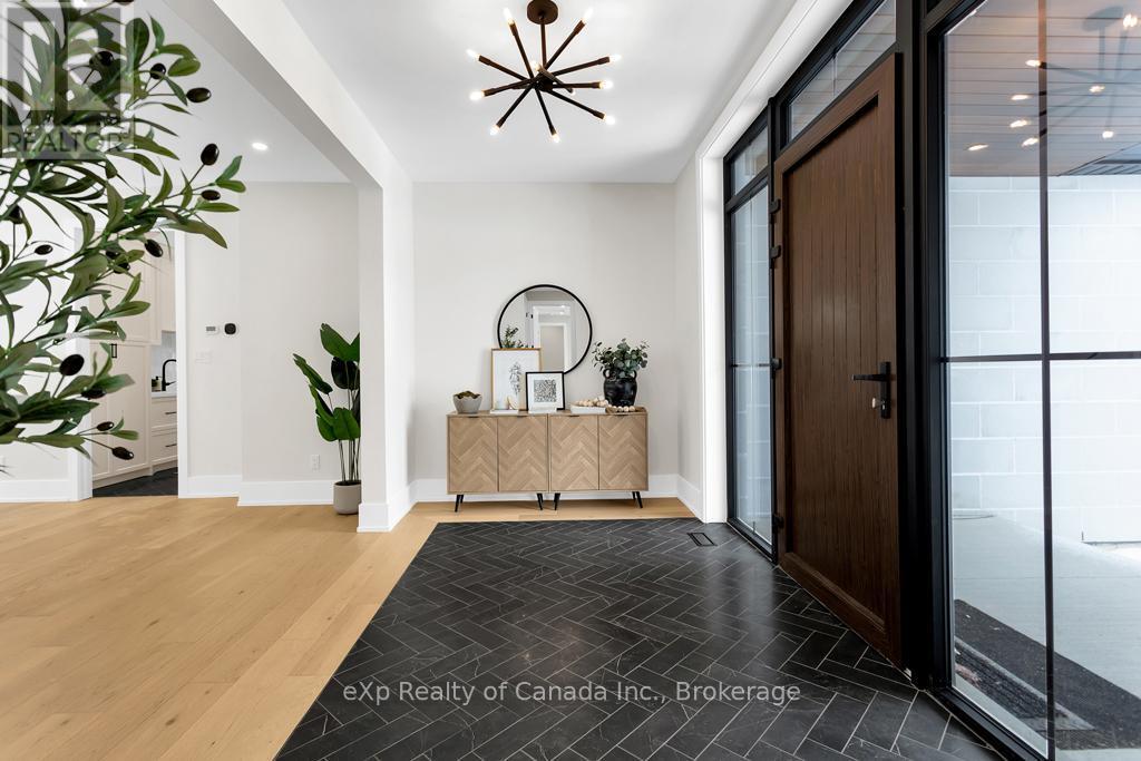 33 August Crescent, Norwich, ON - Indoor Photo Showing Other Room