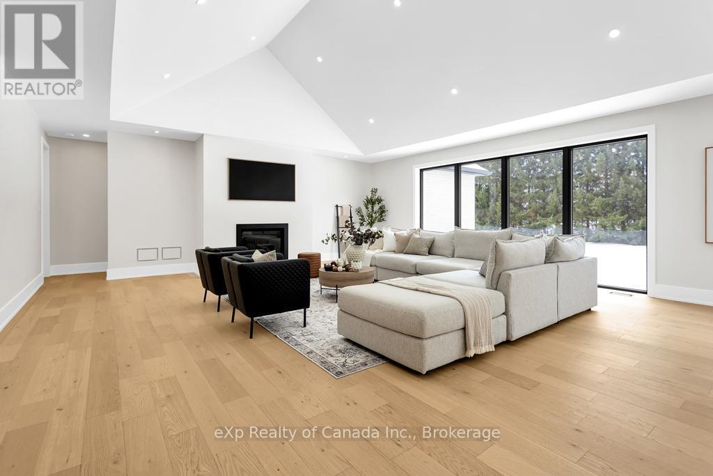 33 August Crescent, Norwich, ON - Indoor Photo Showing Living Room With Fireplace
