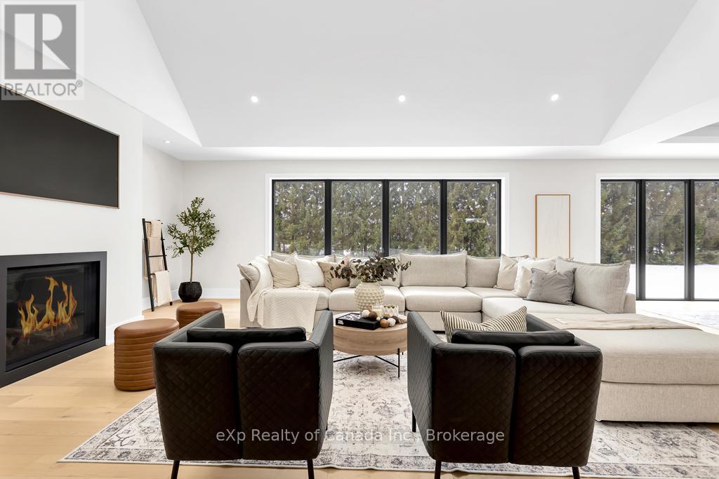 33 August Crescent, Norwich, ON - Indoor Photo Showing Living Room With Fireplace