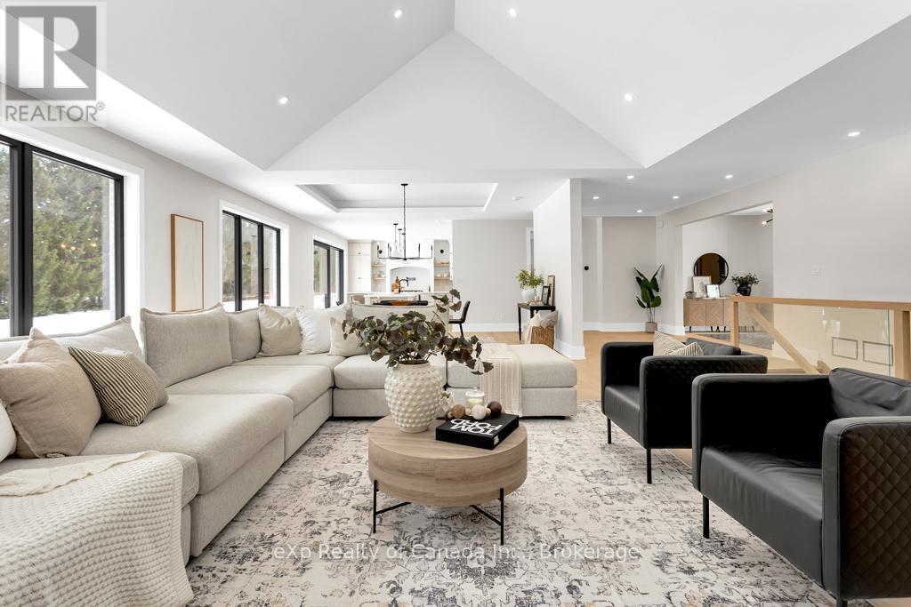 33 August Crescent, Norwich, ON - Indoor Photo Showing Living Room