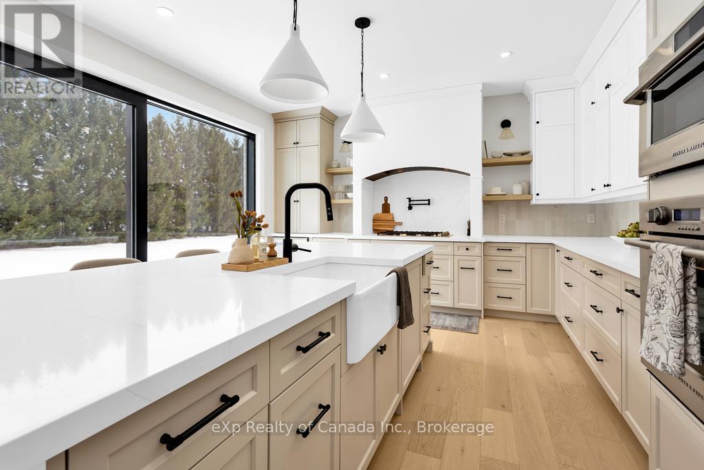 33 August Crescent, Norwich, ON - Indoor Photo Showing Kitchen With Upgraded Kitchen