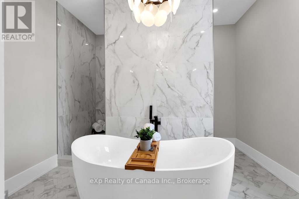 33 August Crescent, Norwich, ON - Indoor Photo Showing Bathroom