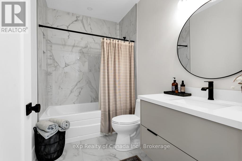 33 August Crescent, Norwich, ON - Indoor Photo Showing Bathroom