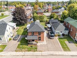 Walking distance to main/Raglan St shops -