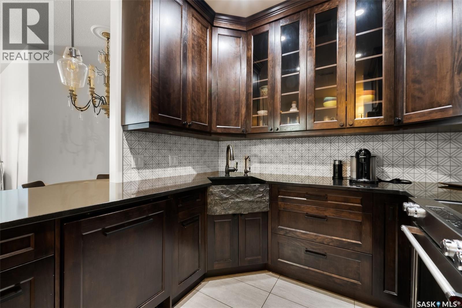 703 1901 Victoria Avenue, Regina, SK - Indoor Photo Showing Kitchen