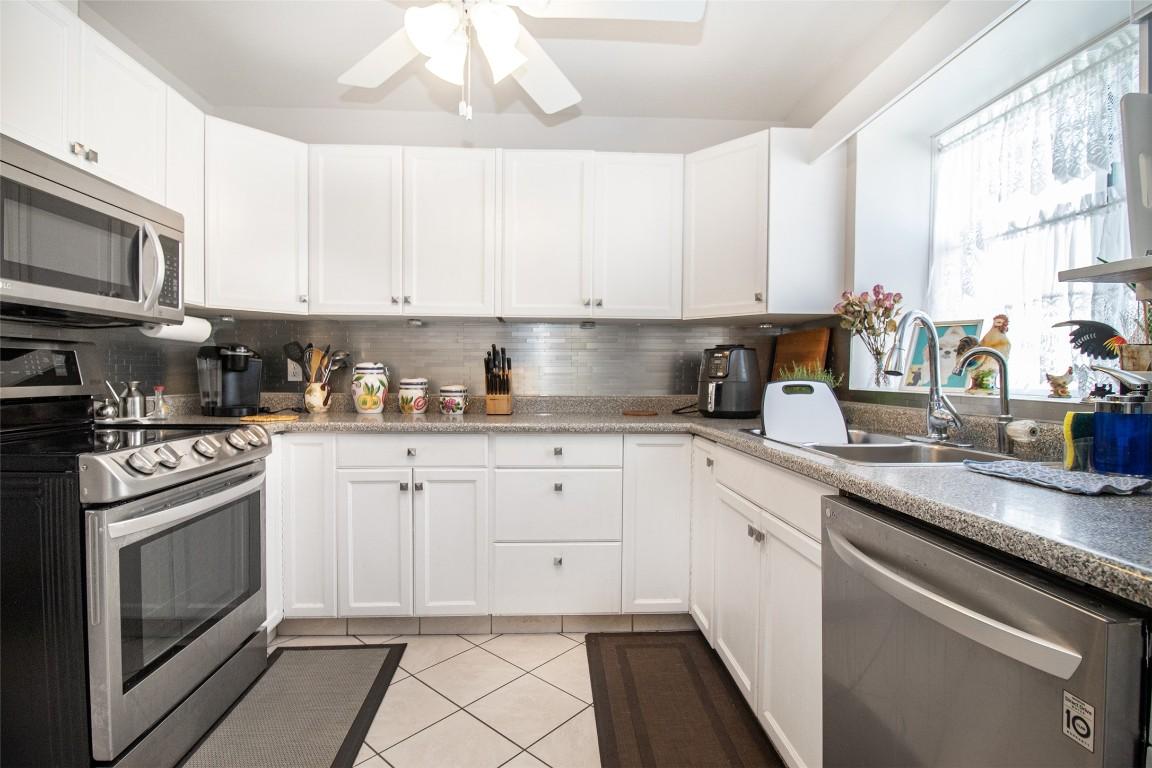 25-1874 Parkview Crescent, Kelowna, BC - Indoor Photo Showing Kitchen With Double Sink