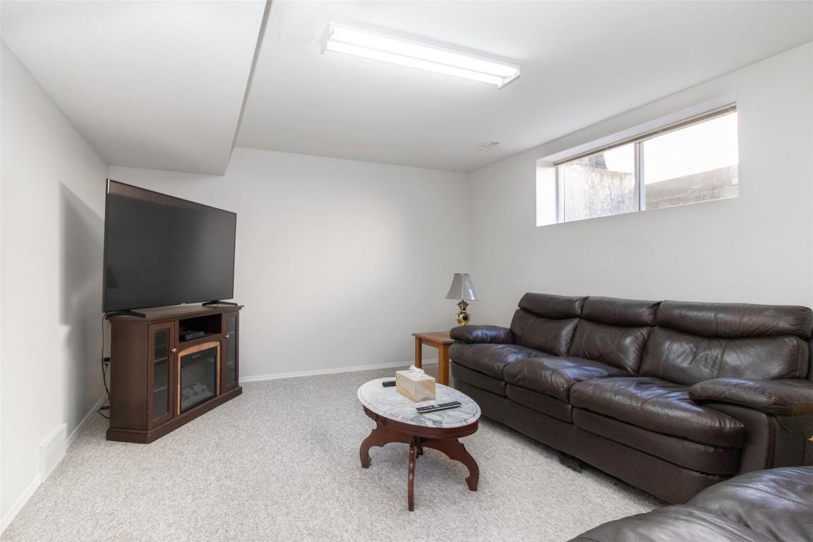 25-1874 Parkview Crescent, Kelowna, BC - Indoor Photo Showing Living Room