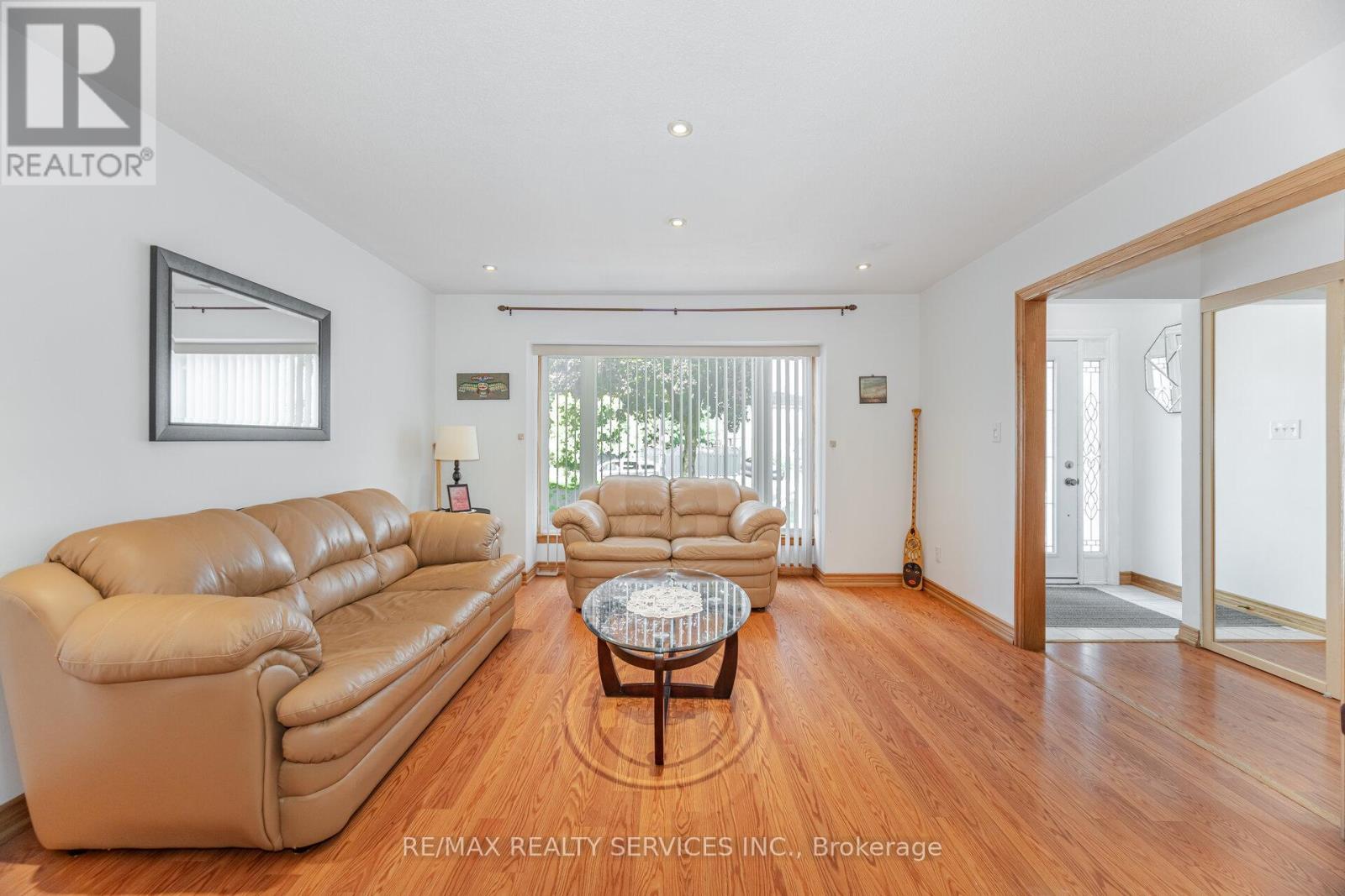 6 Glenmore Crescent, Brampton, ON - Indoor Photo Showing Living Room