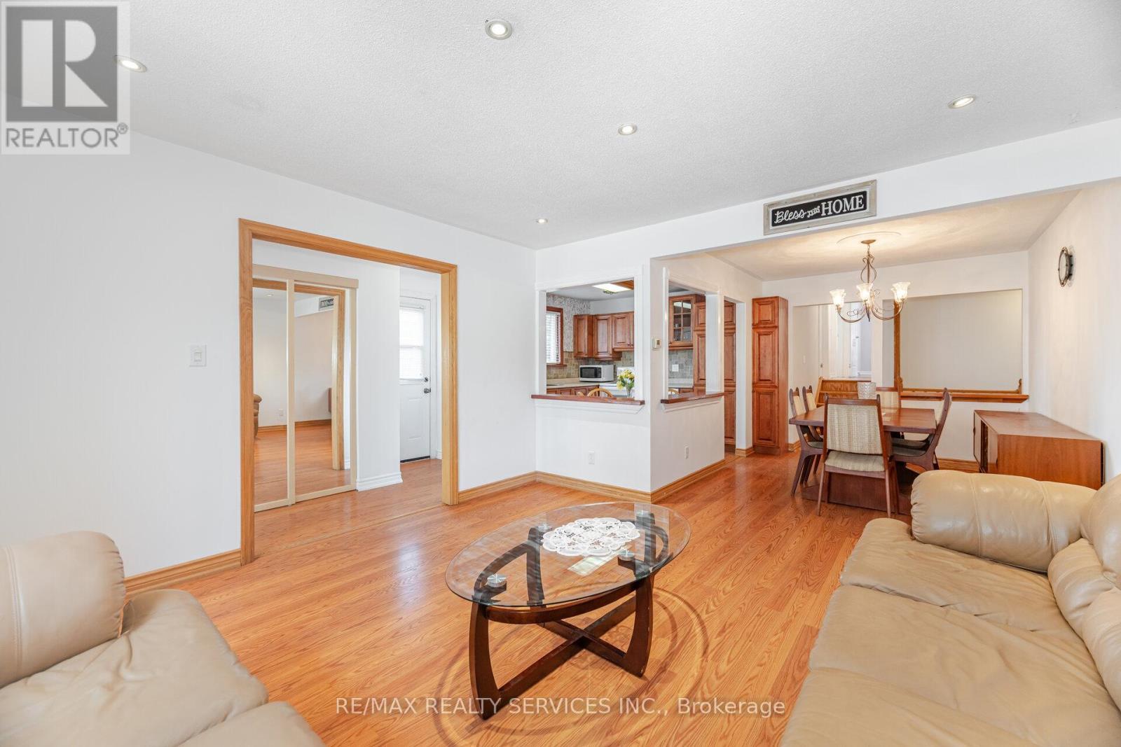 6 Glenmore Crescent, Brampton, ON - Indoor Photo Showing Living Room