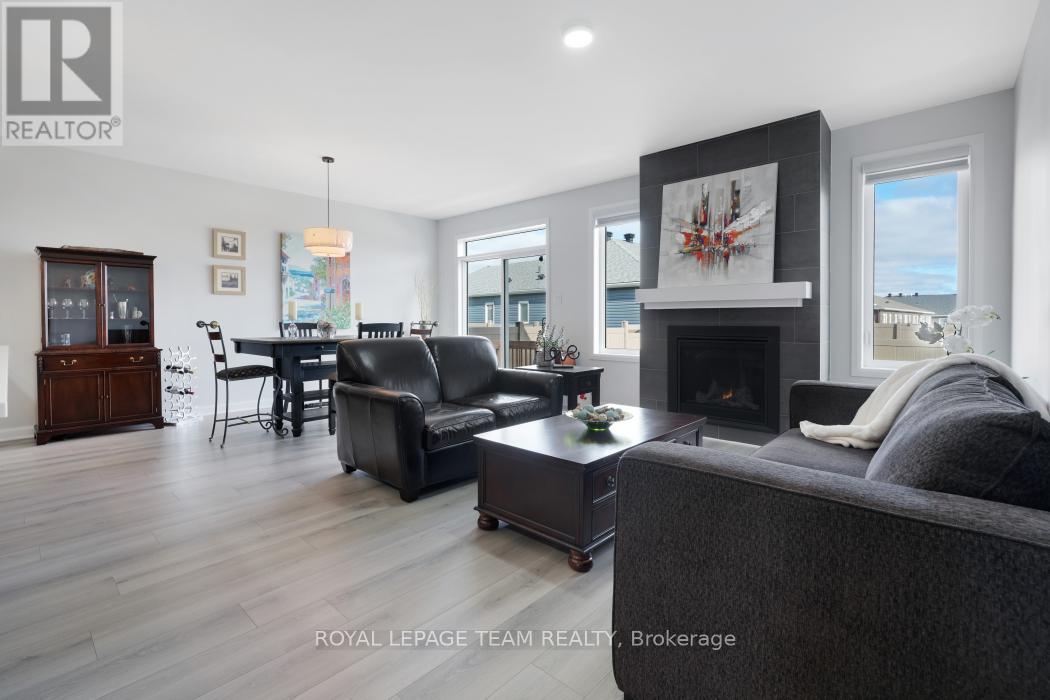 818 Companion Crescent, Ottawa, ON - Indoor Photo Showing Living Room With Fireplace