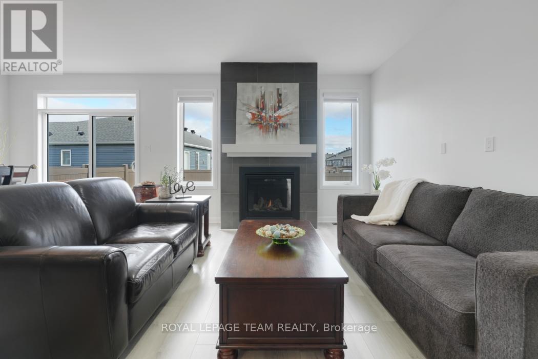 818 Companion Crescent, Ottawa, ON - Indoor Photo Showing Living Room With Fireplace