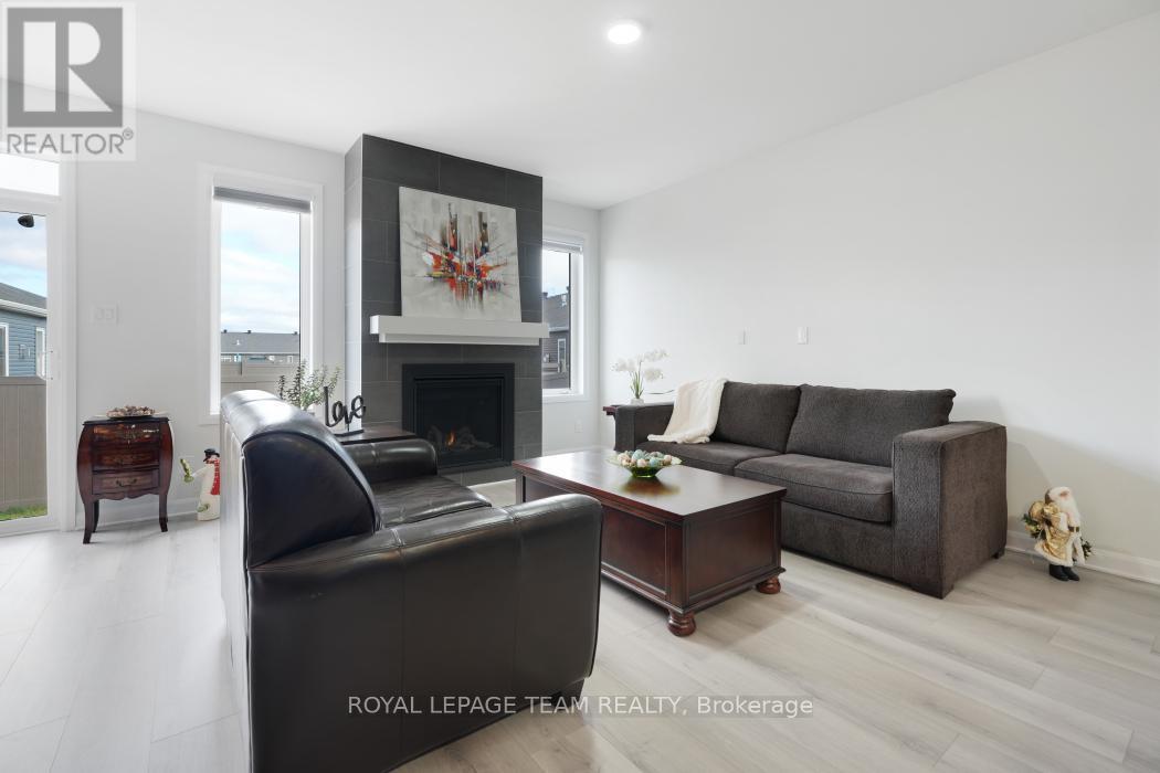 818 Companion Crescent, Ottawa, ON - Indoor Photo Showing Living Room With Fireplace