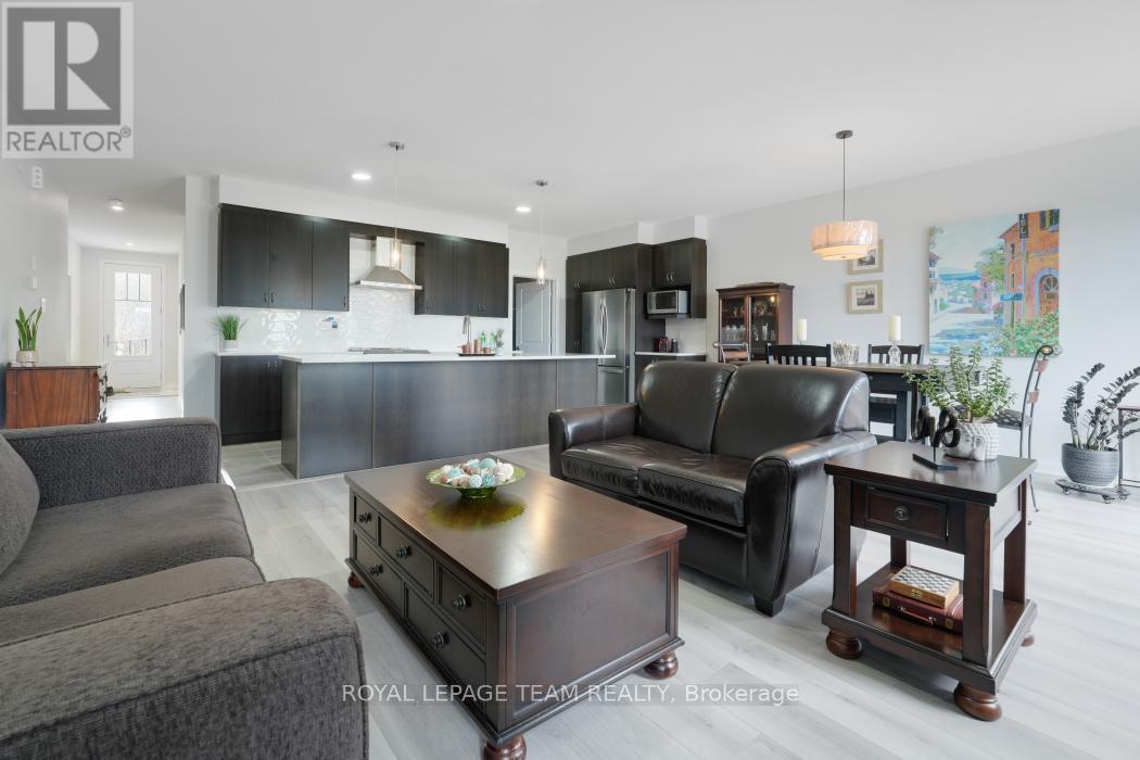 818 Companion Crescent, Ottawa, ON - Indoor Photo Showing Living Room