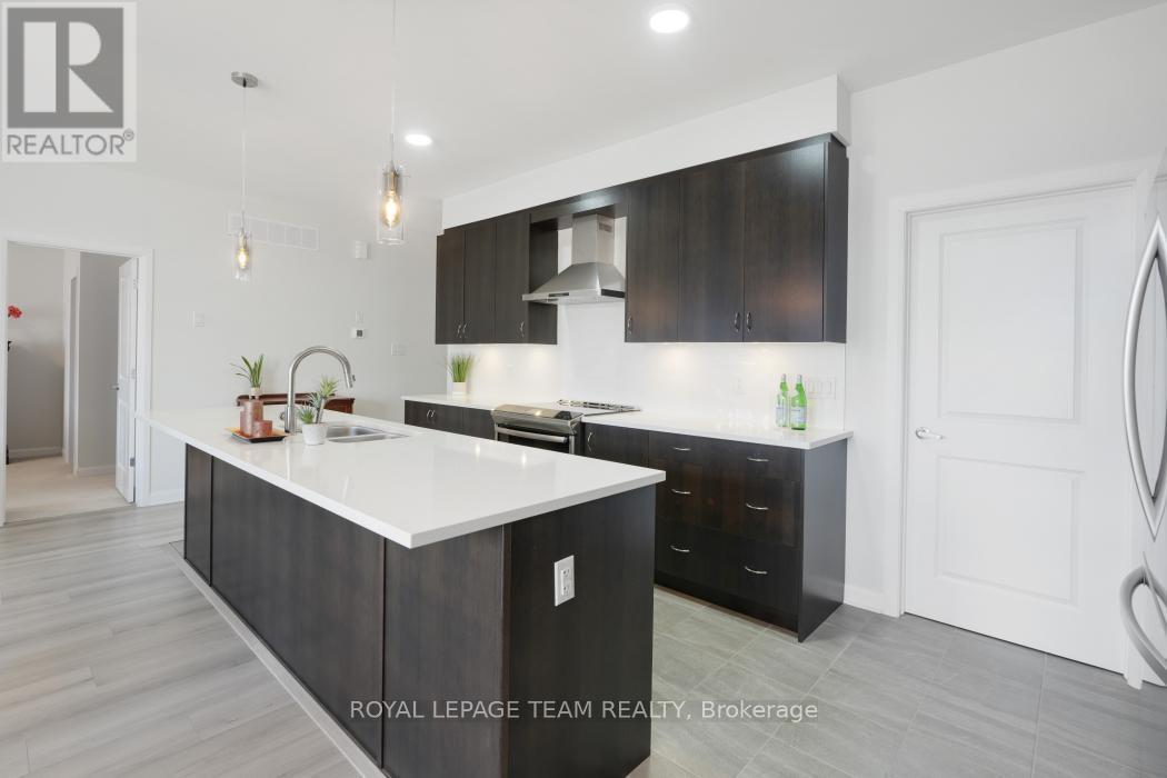 818 Companion Crescent, Ottawa, ON - Indoor Photo Showing Kitchen With Upgraded Kitchen