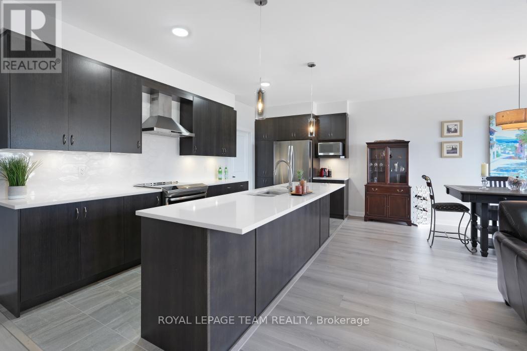 818 Companion Crescent, Ottawa, ON - Indoor Photo Showing Kitchen With Stainless Steel Kitchen With Upgraded Kitchen