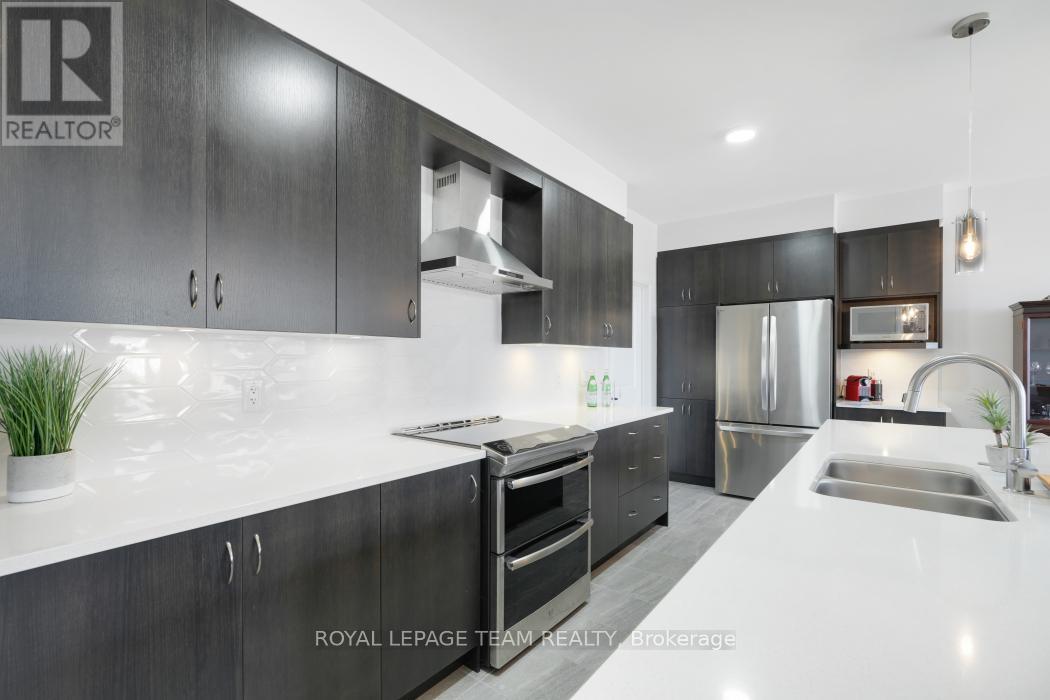 818 Companion Crescent, Ottawa, ON - Indoor Photo Showing Kitchen With Stainless Steel Kitchen With Double Sink With Upgraded Kitchen