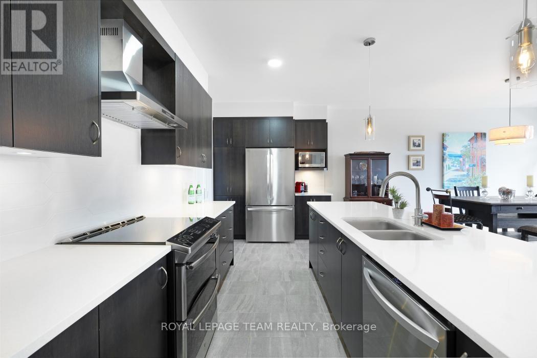 818 Companion Crescent, Ottawa, ON - Indoor Photo Showing Kitchen With Stainless Steel Kitchen With Double Sink With Upgraded Kitchen