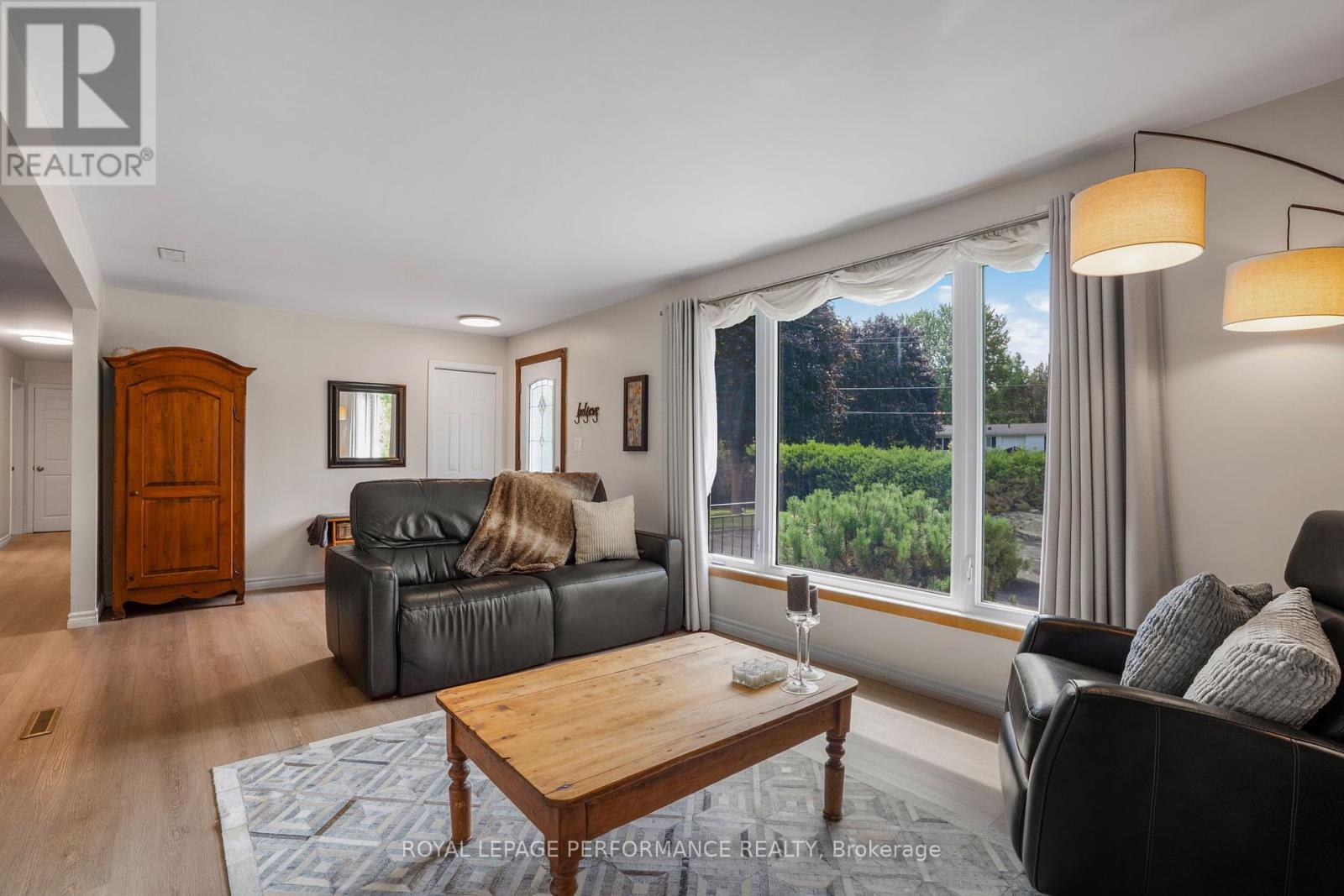 751 Pattee Road, Champlain, ON - Indoor Photo Showing Living Room