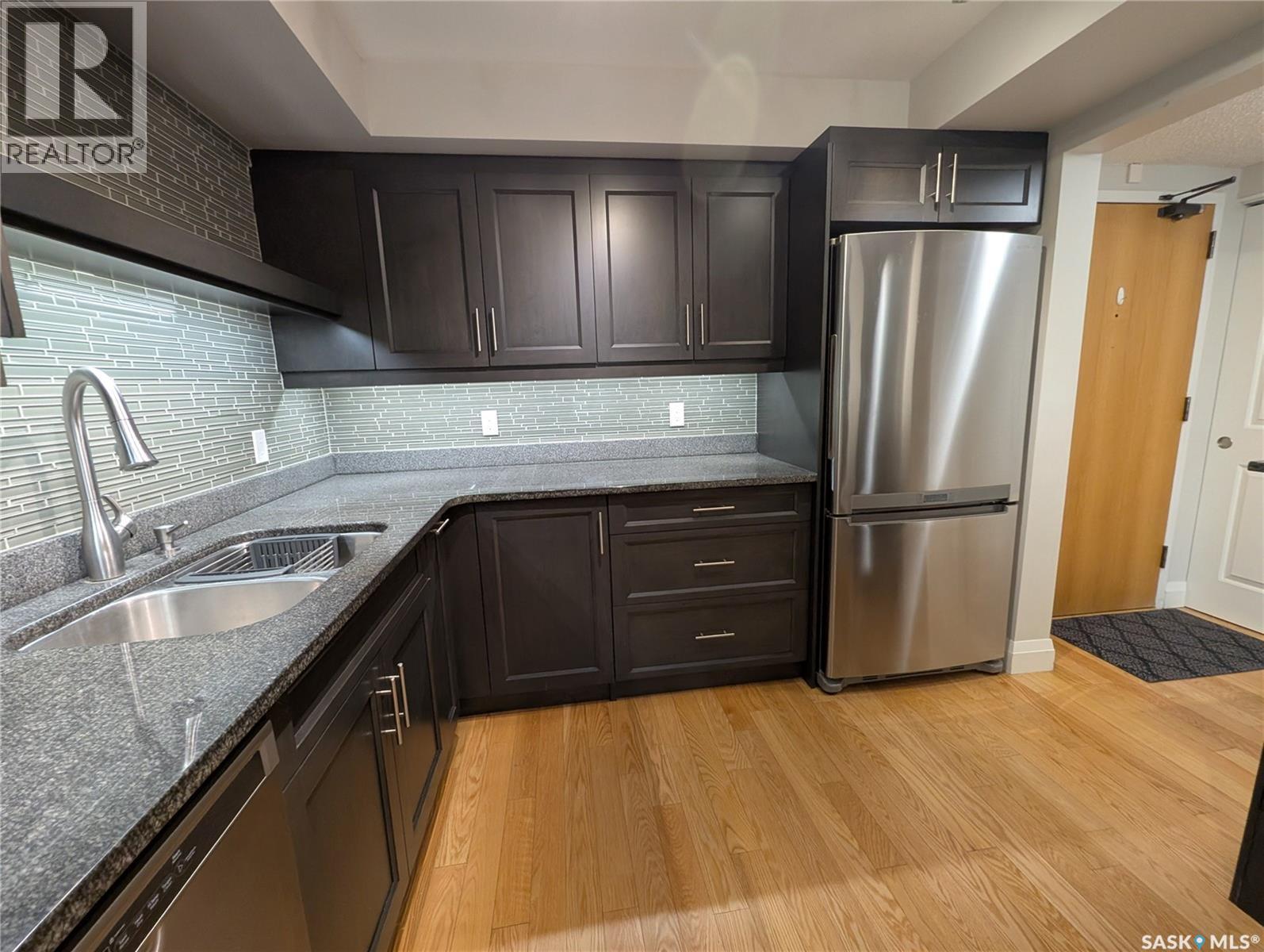 204 921 Main Street, Saskatoon, SK - Indoor Photo Showing Kitchen With Double Sink With Upgraded Kitchen