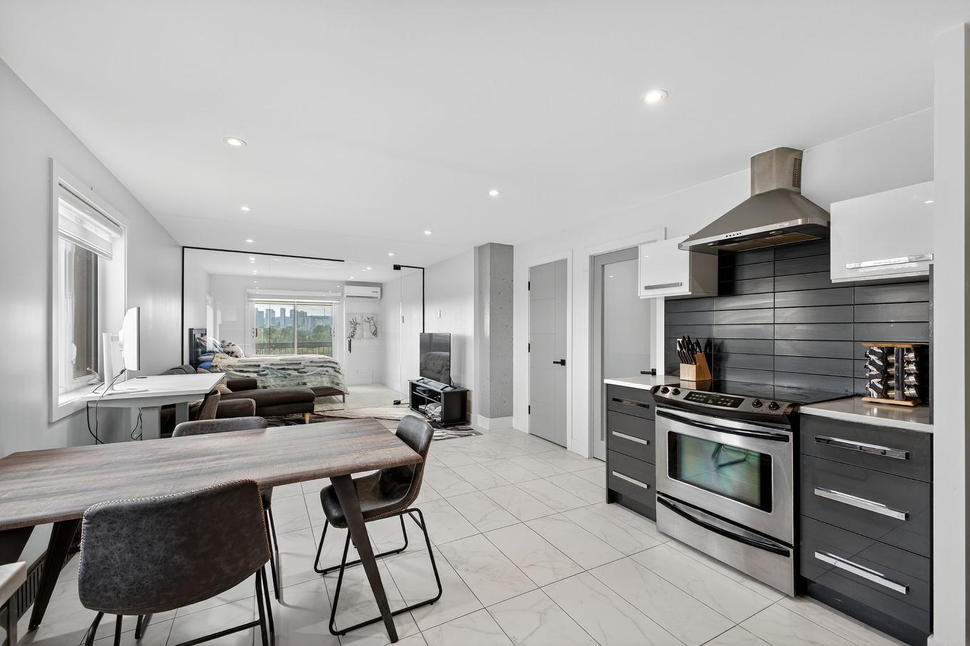Cuisine - 703-231 Rue Riverside, Saint-Lambert, QC - Indoor Photo Showing Kitchen With Upgraded Kitchen