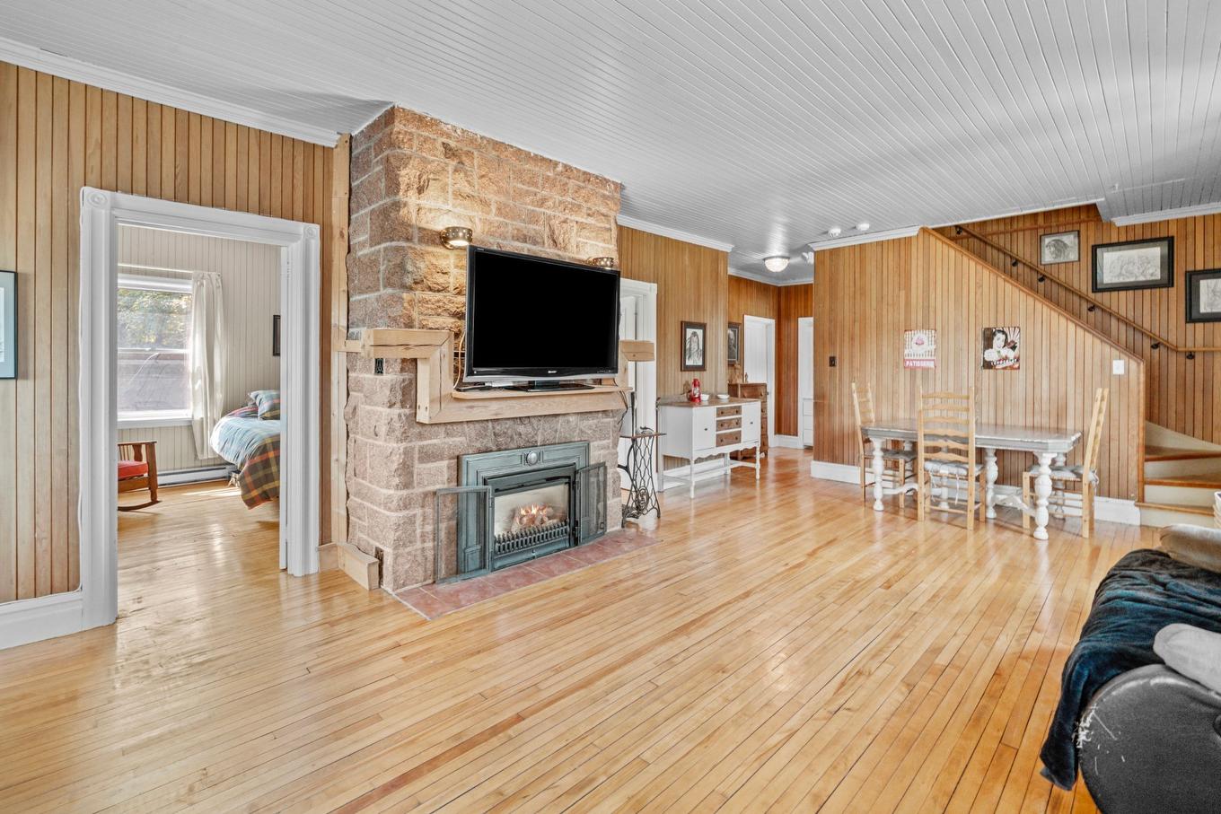 Living room - 101 Ch. Welden, Grenville-Sur-La-Rouge, QC - Indoor Photo Showing Living Room With Fireplace