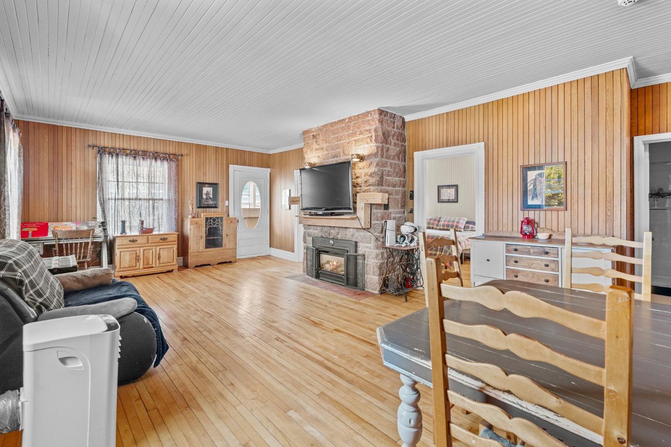Living room - 101 Ch. Welden, Grenville-Sur-La-Rouge, QC - Indoor Photo Showing Living Room With Fireplace