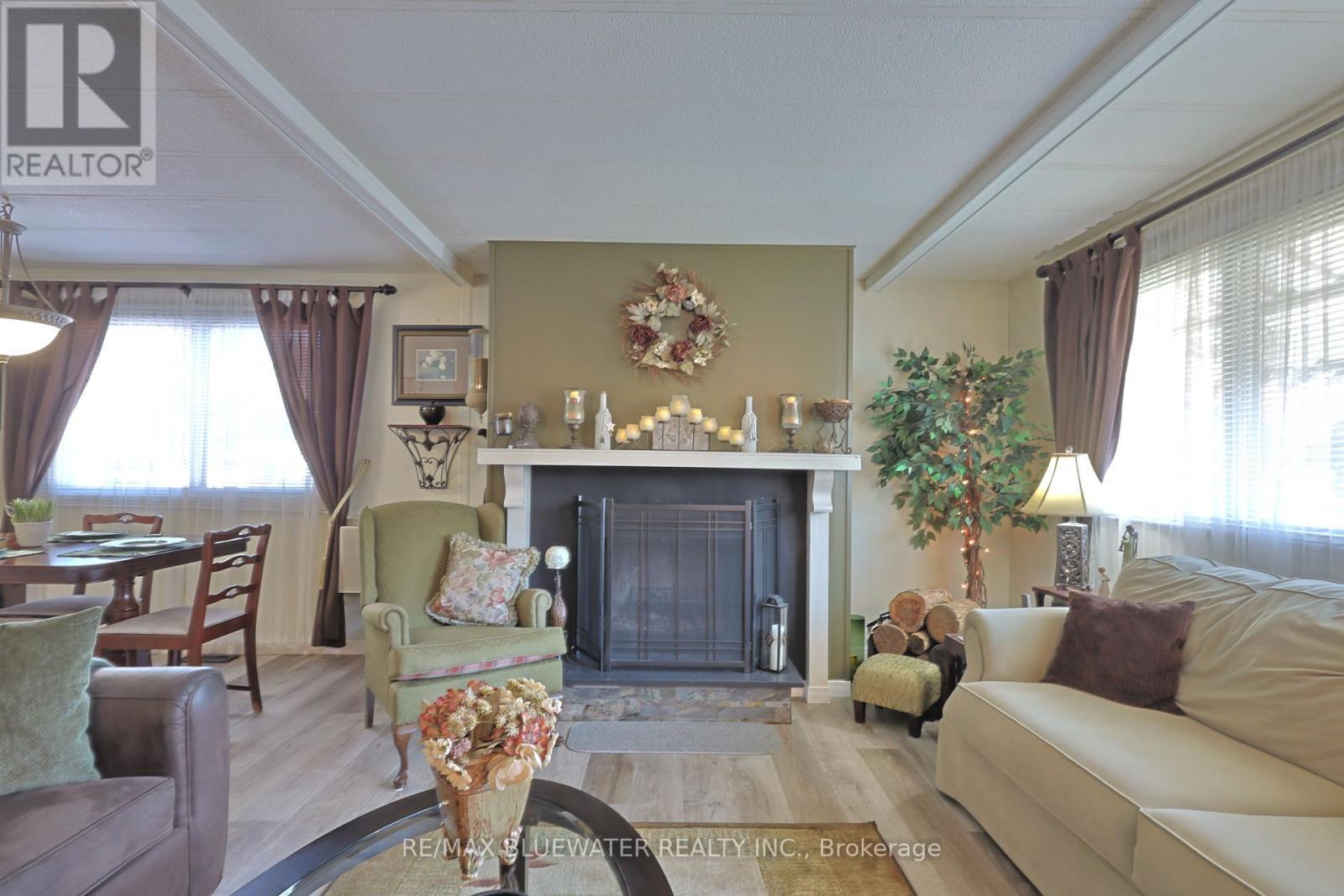 208 Biltmore Drive, South Huron (Stephen), ON - Indoor Photo Showing Living Room