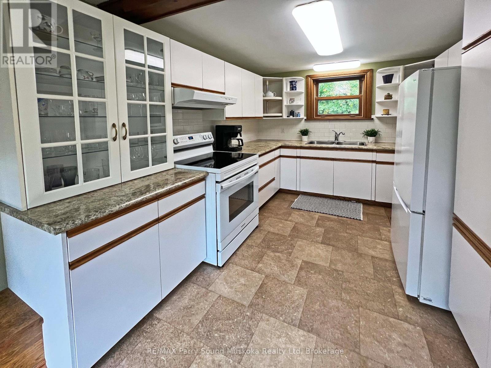 Efficient kitchen layout - 159 Boundary Spur Road, Whitestone (Dunchurch), ON - Indoor Photo Showing Kitchen With Double Sink