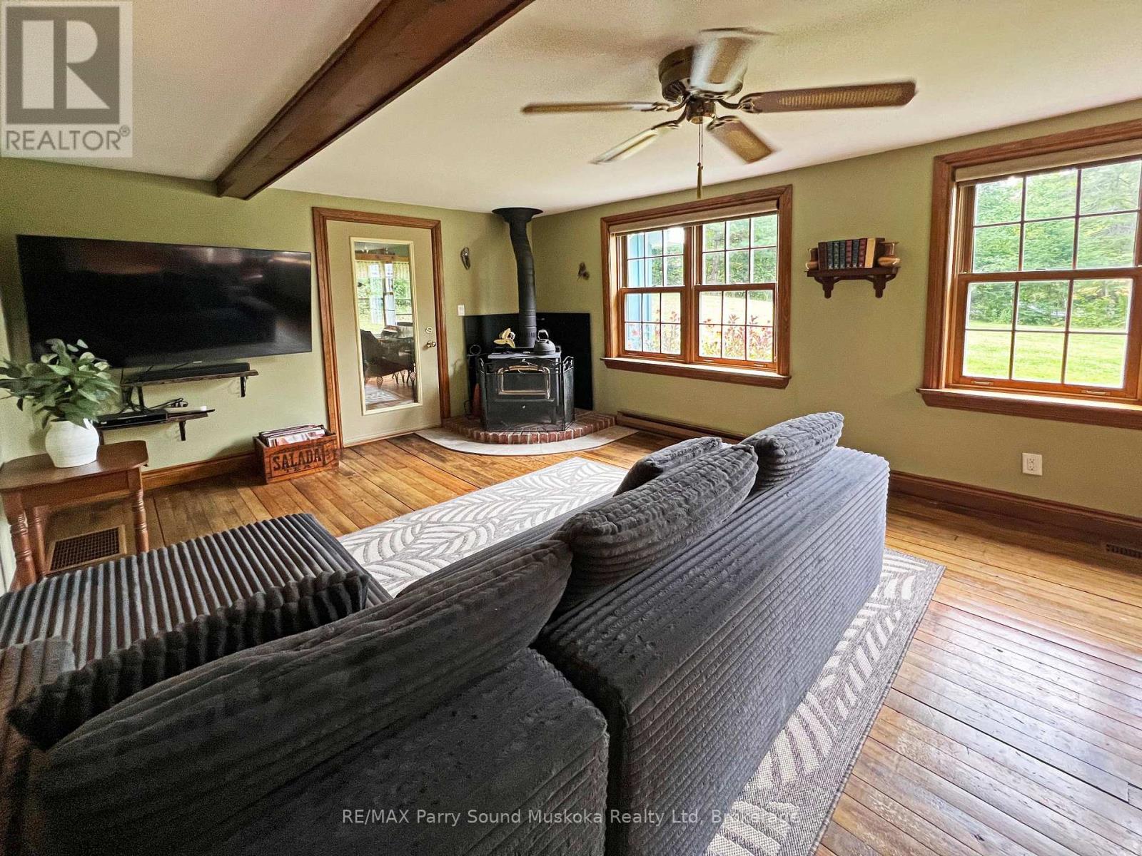 159 Boundary Spur Road, Whitestone (Dunchurch), ON - Indoor Photo Showing Living Room