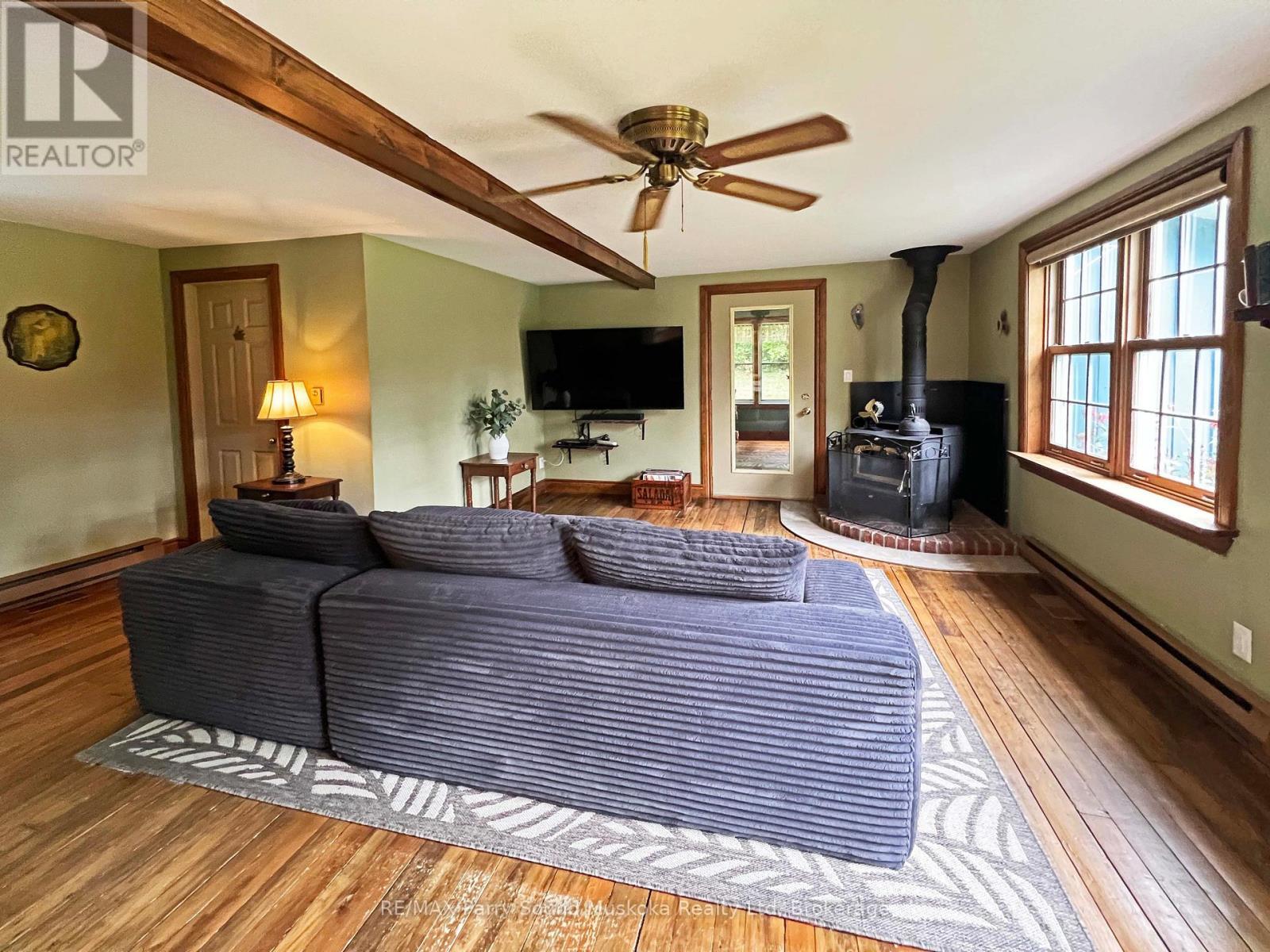 159 Boundary Spur Road, Whitestone (Dunchurch), ON - Indoor Photo Showing Living Room