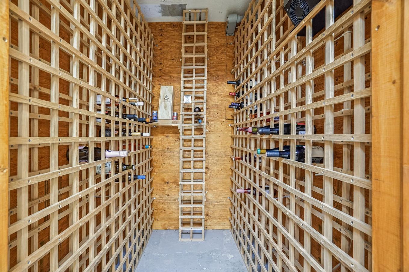 Wine cellar - 95 - 99 Boul. Gouin E., Montréal (Ahuntsic-Cartierville), QC - Indoor