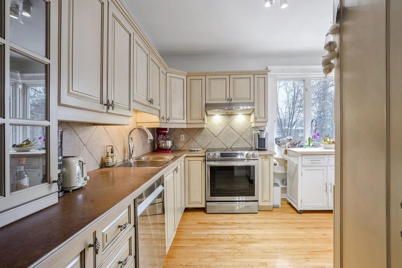 Kitchen - 95 - 99 Boul. Gouin E., Montréal (Ahuntsic-Cartierville), QC - Indoor Photo Showing Kitchen With Double Sink With Upgraded Kitchen