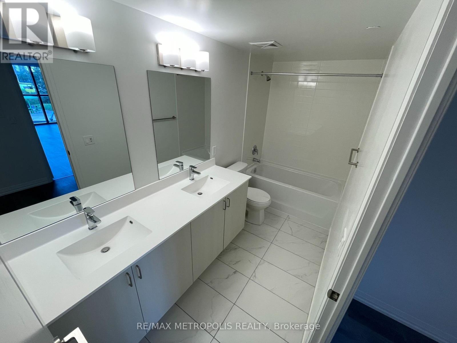Th02 - 325 Yorkland Boulevard, Toronto, ON - Indoor Photo Showing Bathroom