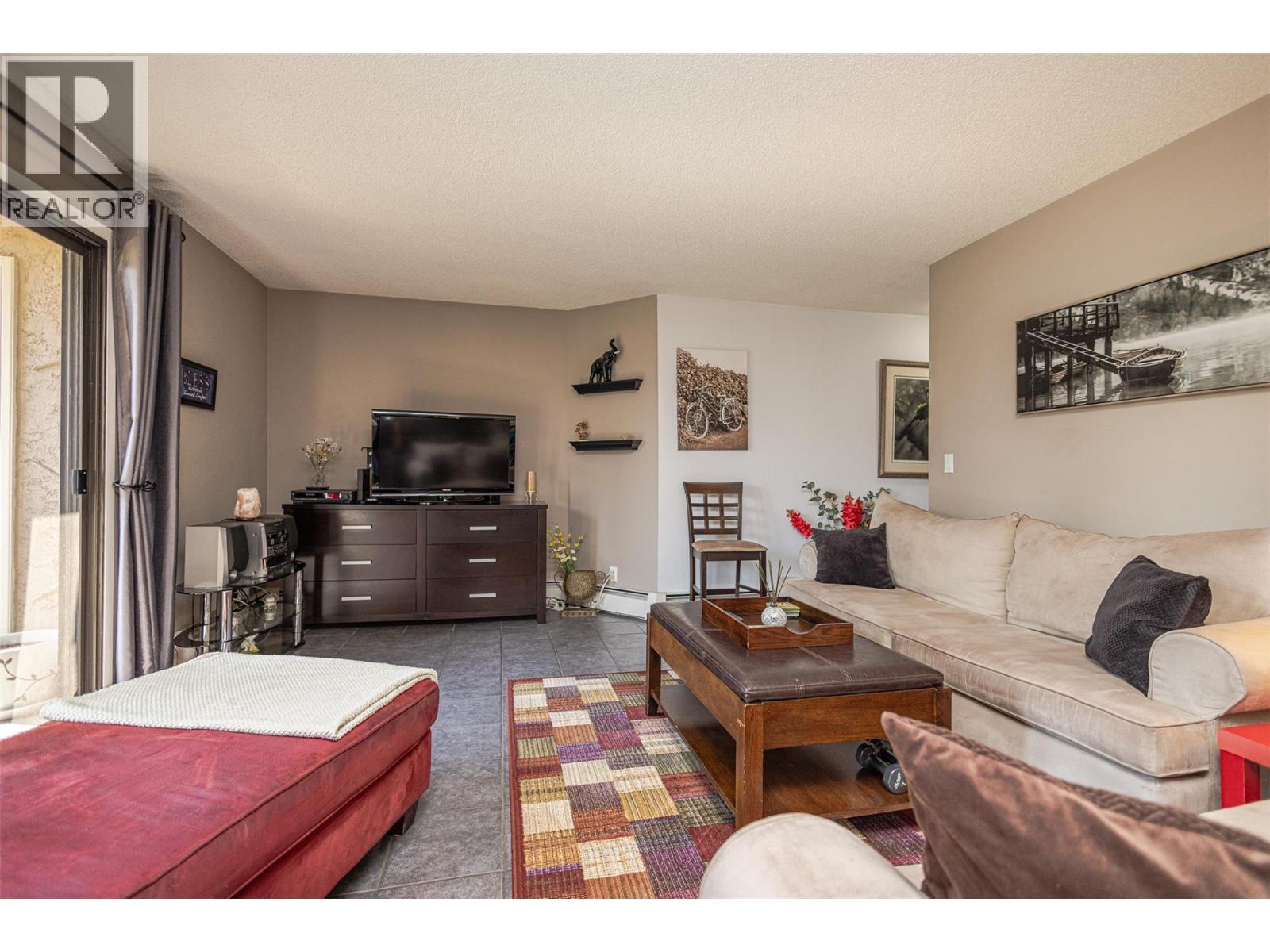 310 Yorkton Avenue Unit# 60, Penticton, BC - Indoor Photo Showing Living Room