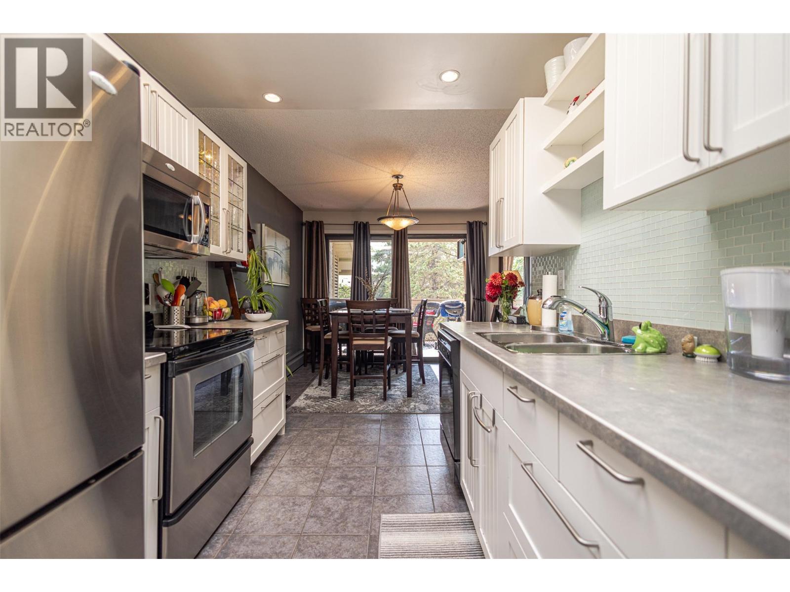 310 Yorkton Avenue Unit# 60, Penticton, BC - Indoor Photo Showing Kitchen With Double Sink