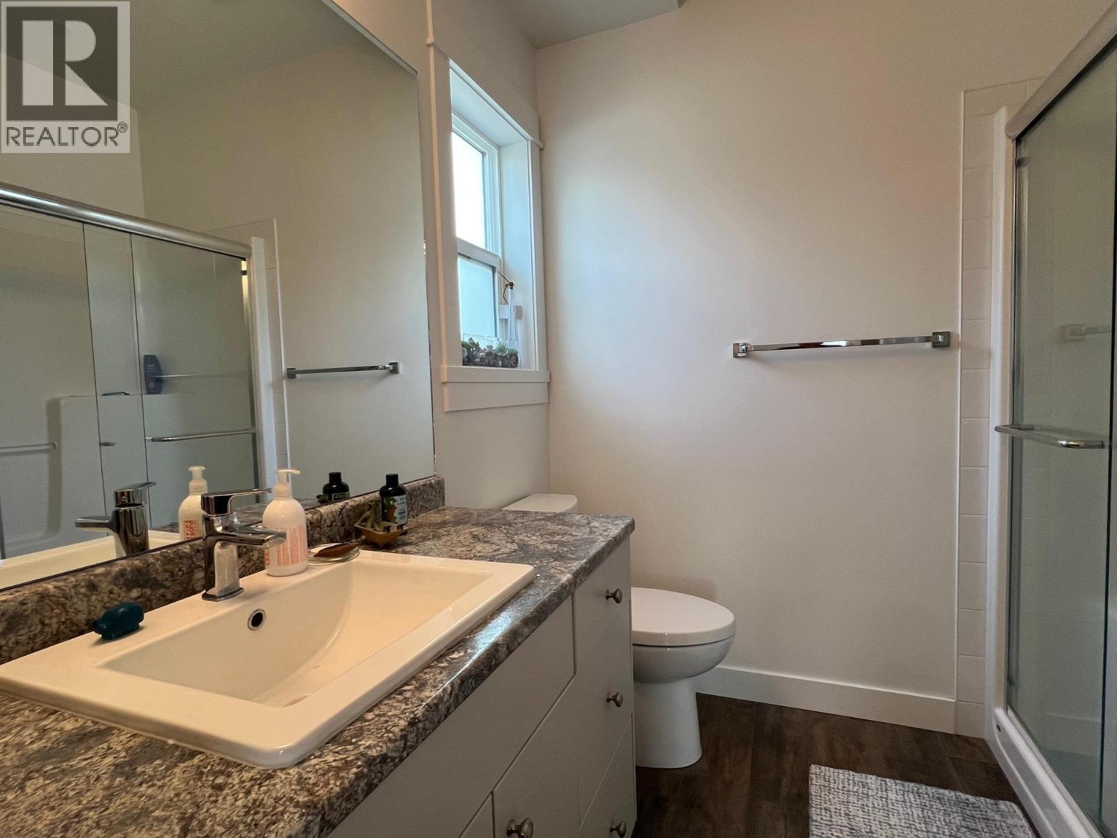 1029 10Th Avenue, Vernon, BC - Indoor Photo Showing Bathroom