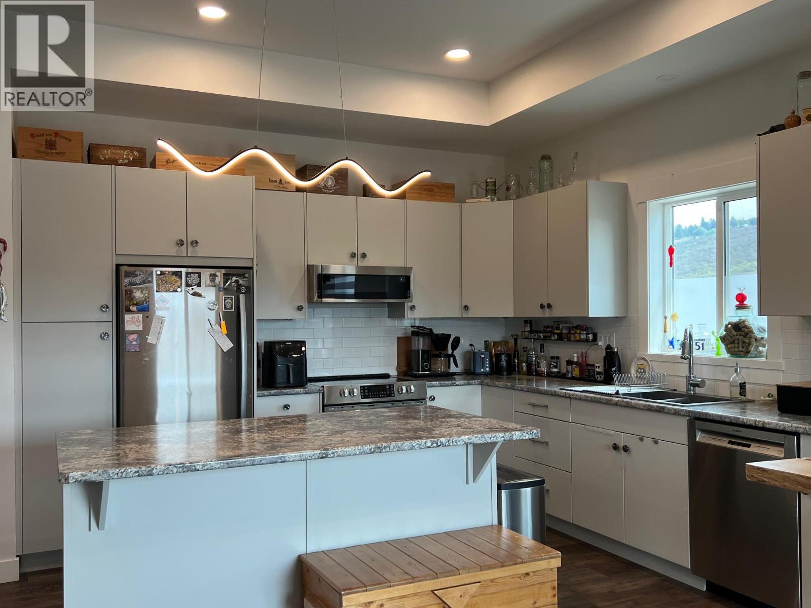 1029 10Th Avenue, Vernon, BC - Indoor Photo Showing Kitchen