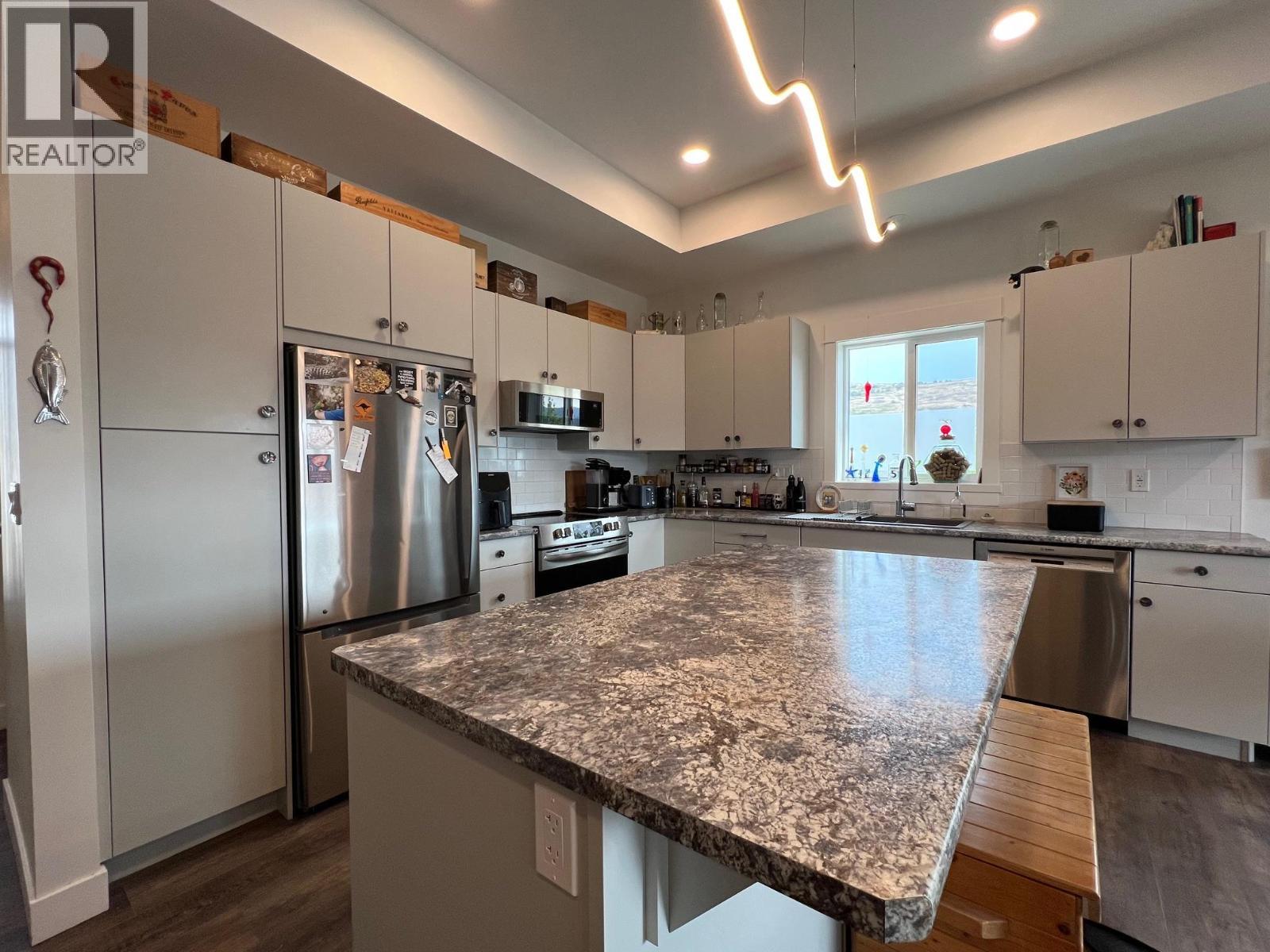 1029 10Th Avenue, Vernon, BC - Indoor Photo Showing Kitchen
