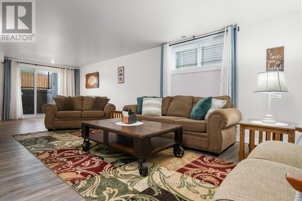 252 Bridge Street W, Greater Napanee (Greater Napanee), ON - Indoor Photo Showing Living Room