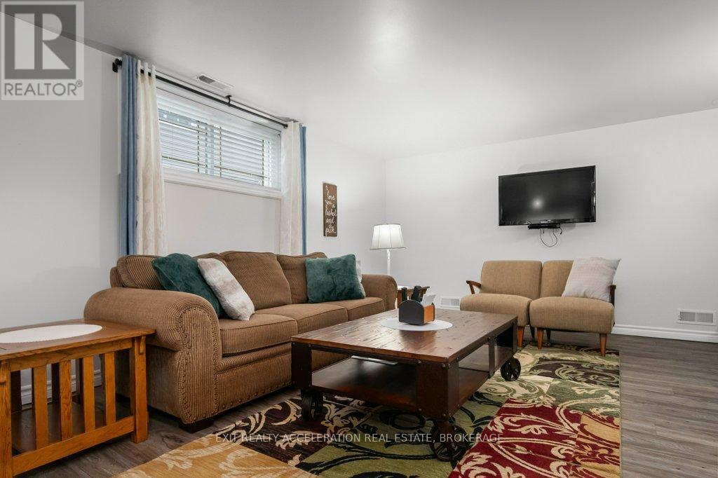 252 Bridge Street W, Greater Napanee (Greater Napanee), ON - Indoor Photo Showing Living Room