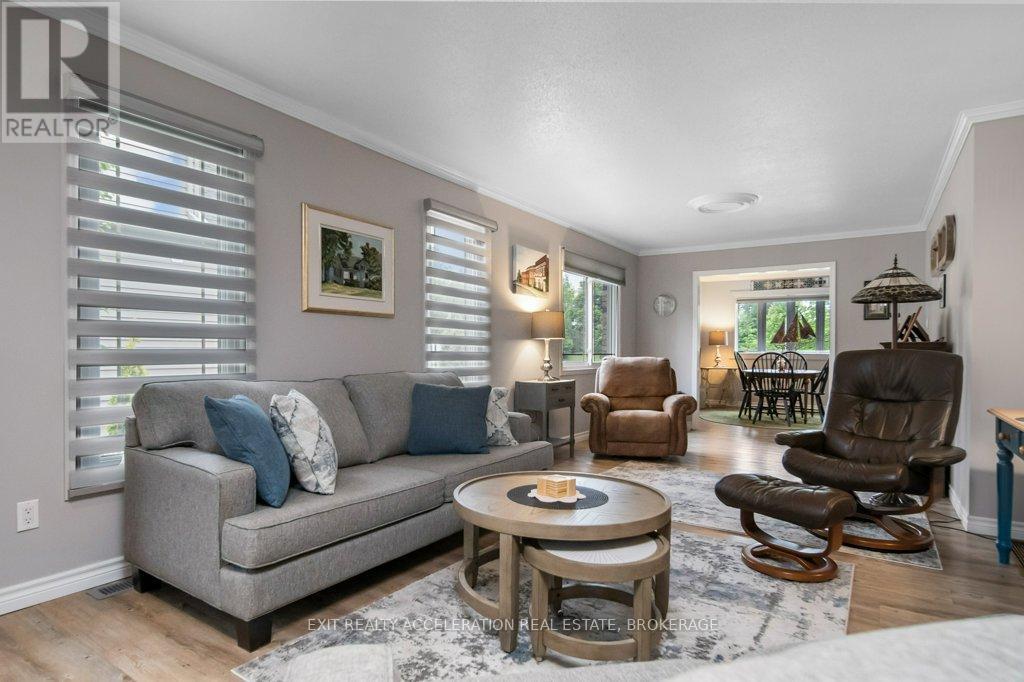 252 Bridge Street W, Greater Napanee (Greater Napanee), ON - Indoor Photo Showing Living Room