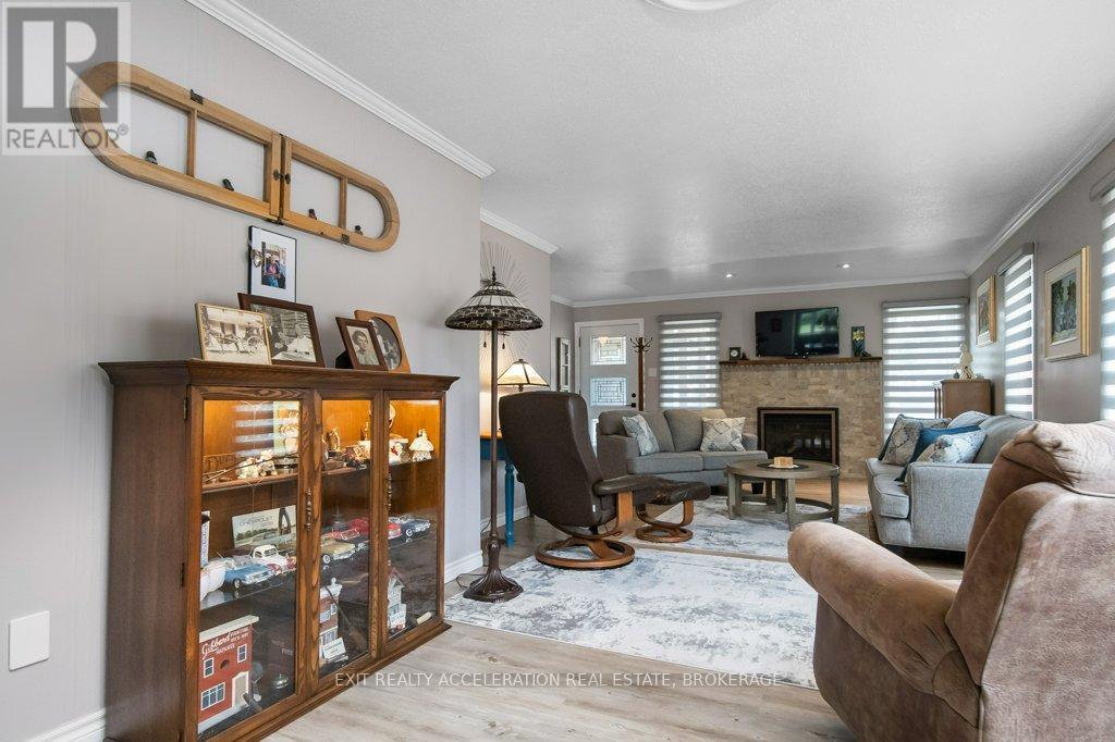 252 Bridge Street W, Greater Napanee (Greater Napanee), ON - Indoor Photo Showing Other Room With Fireplace