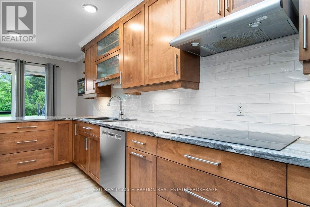 252 Bridge Street W, Greater Napanee (Greater Napanee), ON - Indoor Photo Showing Kitchen With Upgraded Kitchen