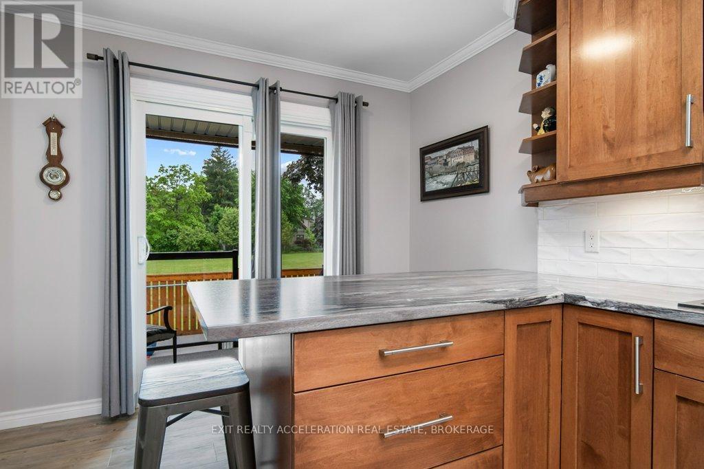 252 Bridge Street W, Greater Napanee (Greater Napanee), ON - Indoor Photo Showing Kitchen