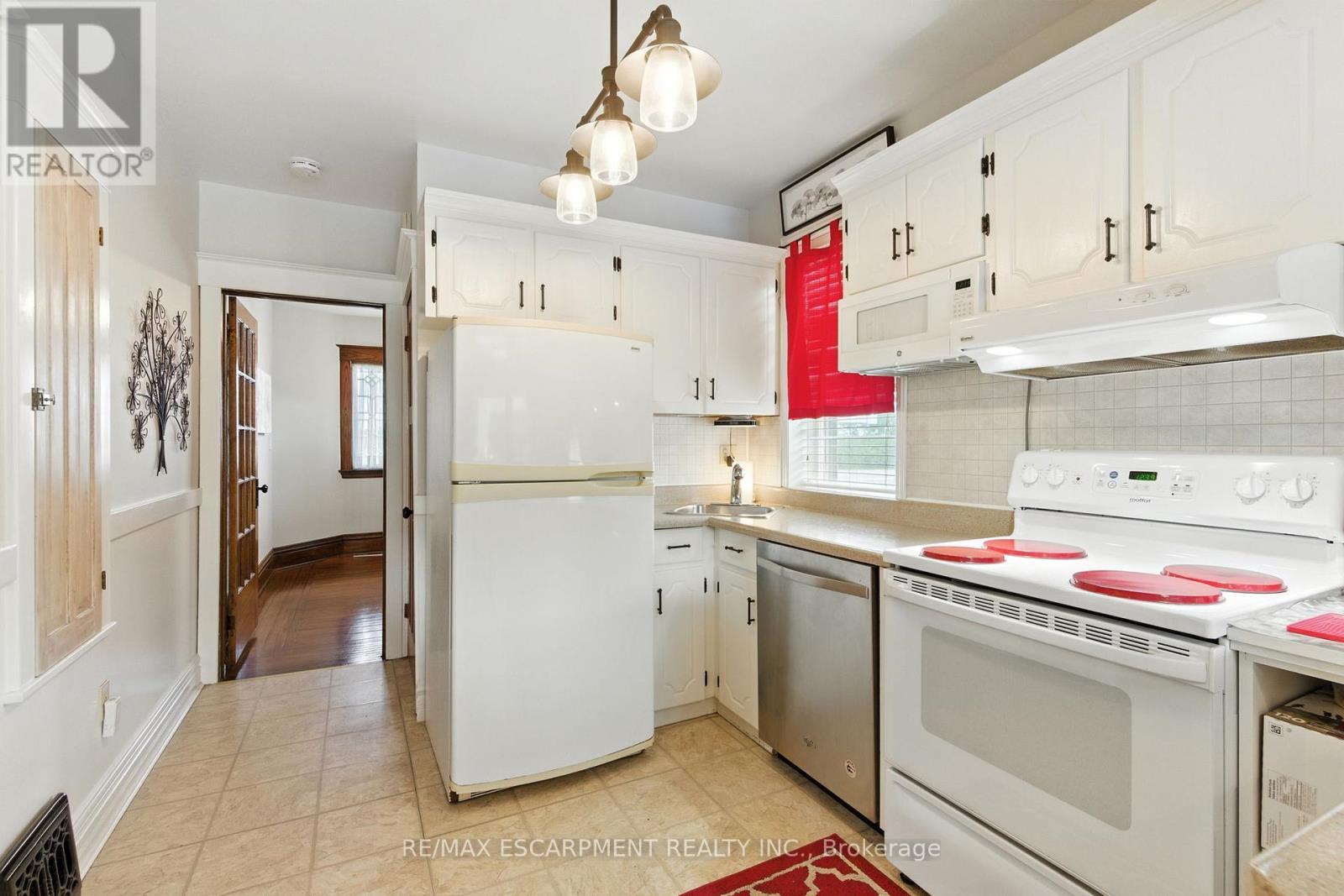 908 Highway 8, Hamilton, ON - Indoor Photo Showing Kitchen