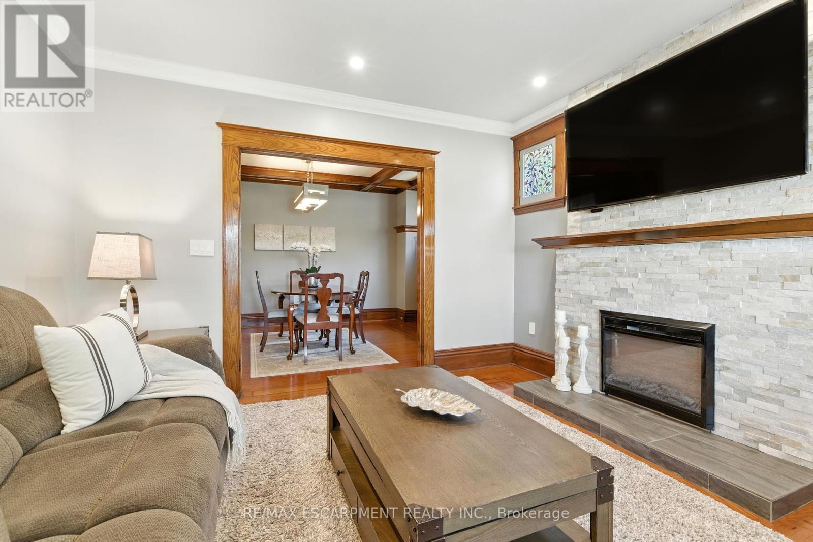908 Highway 8, Hamilton, ON - Indoor Photo Showing Living Room With Fireplace